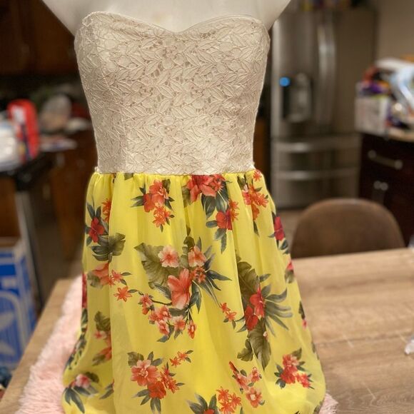 Woman’s floral dress - Picture 1 of 5